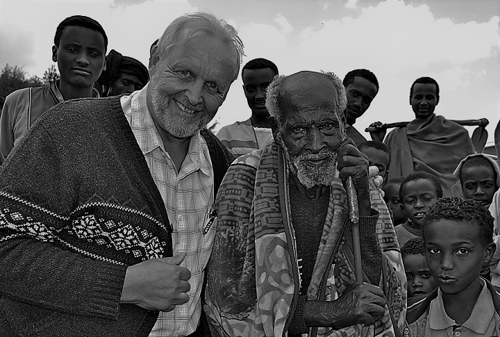 Sam Tuokkola etiopialaisten oromo-kyläläisten kanssa.