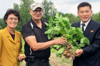 Perunanviljely kiinnosti pohjoiskorealaisia vieraita, jotka tutustuivat Suomessa maanviljelyyn ja biotalouteen.