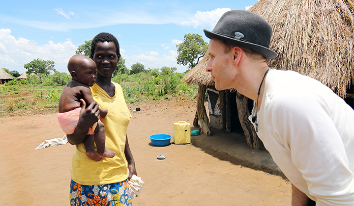 Mikko Kekäläinen tutustui Ugandassa Nenäpäivä-varoilla tuettavaan työhön entisten lapsisotilaiden auttamiseksi.