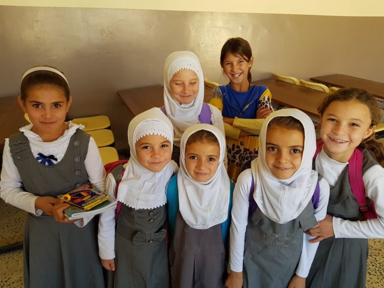 Mosulin lähellä sijaitsevan Gazakhanin kylän koululaiset iloitsevat siitä, että pääsevät takaisin kouluun