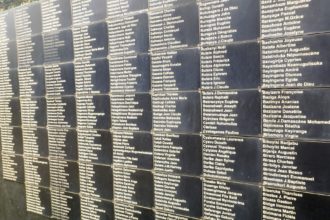 Ruanda: kansanmurhan muistomerkkiin on kaiverrettu uhrien nimiä