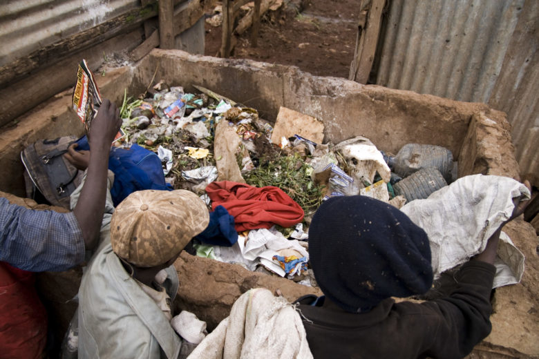 Kierrätystä slummissa - katulapset etsivät aarteita