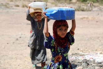 Lapset kantavat vettä pakolaisasutuksessa Taizin kaupungissa Jemenissä. KUVA: Abdulnasser Alseddik/Anadolu Agency/Getty Images