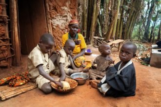 Eväät elämään auttaa Burundin batwoja