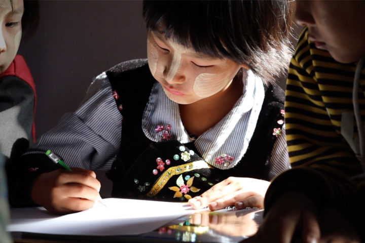 Tyttö koulussa Myanmar