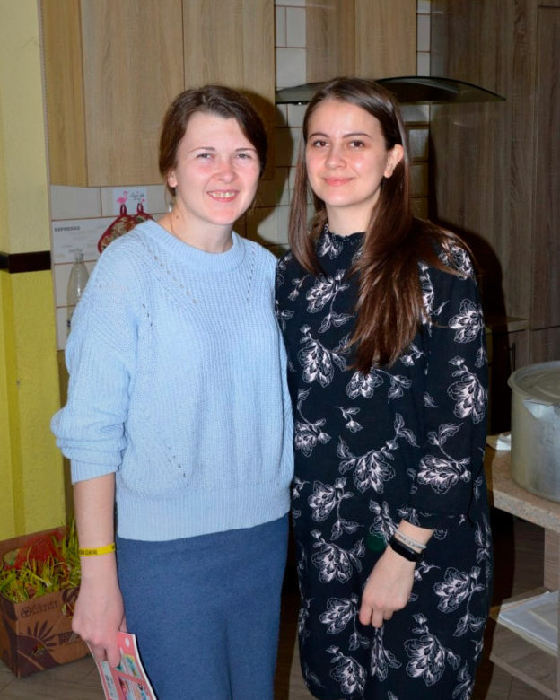 Kuvassa kaksi nuorta ukrainalaista naista, Nina ja Lisia halaavat toisiaan ja katsovat kameraan.