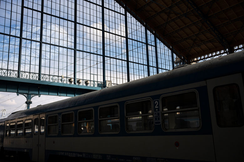 Budapestin asema tuntuu seesteiseltä ja kaikki on sinistä.