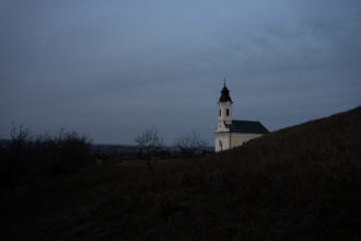 Slovakialainen kirkko mäen päällä.