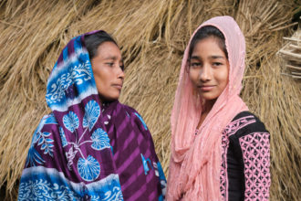 Äiti ja tytär kauniissa bangladeshilaisasuissa