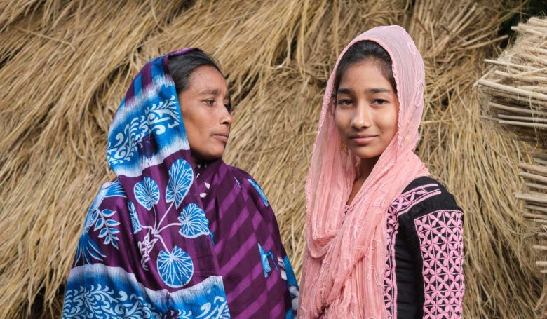 Äiti ja tytär kauniissa bangladeshilaisasuissa