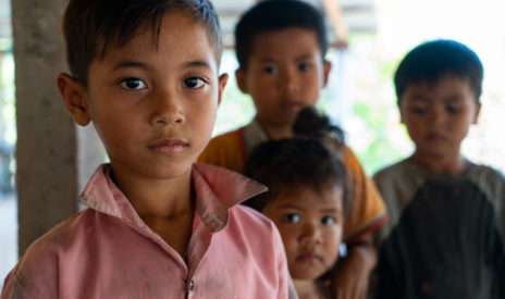 Neljä Kambodzalaista poikaa seisovat