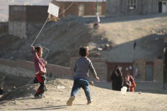 Afganistanilaiset lapset lennättävät leijaa