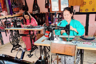 Fidan koulutuksen jälkeen oman yrityksensä perustaneet naiset ompelemassa.