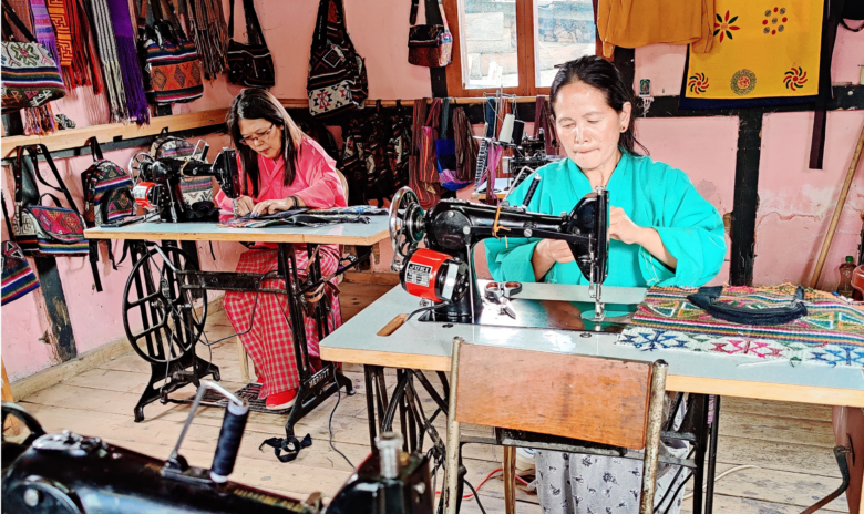 Fidan koulutuksen jälkeen oman yrityksensä perustaneet naiset ompelemassa.
