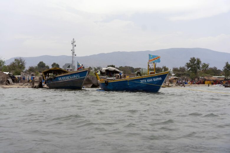 Tanganika-järvessä kelluu kaksi venettä, joissa liehuu Kongon demokraattisen tasavallan lippu.