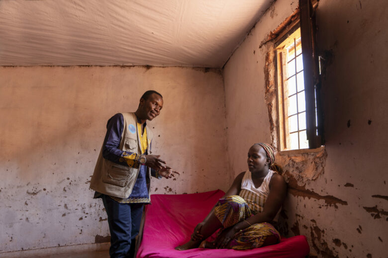 Lääkäri Bivumbo Desire keskustelee sängyllä istuvan potilaan kanssa Amani-klinikalla.