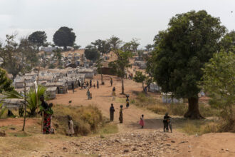 Ihmisiä hiekkatiellä maan sisäisten pakolaisten Kalonda-leirillä Kongon demokraattisessa tasavallassa.