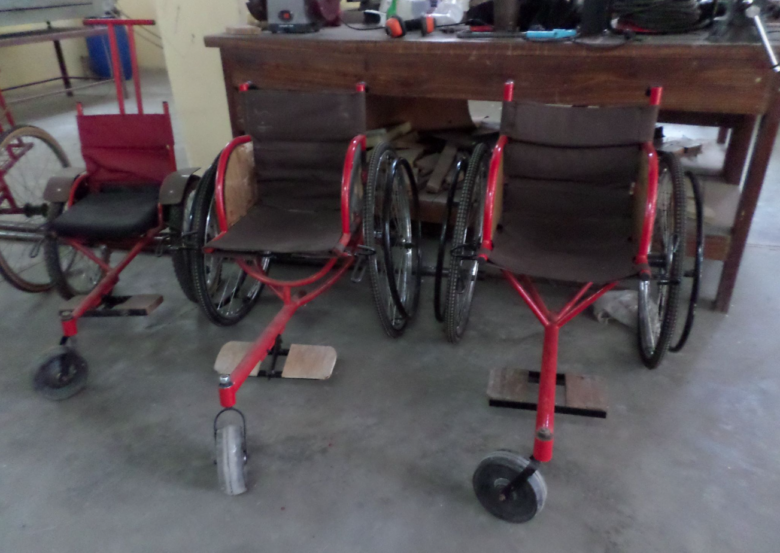 Fidan kumppanin, Tansanian helluntaikirkon valmistamia kolmipyöräisiä pyörätuoleja.