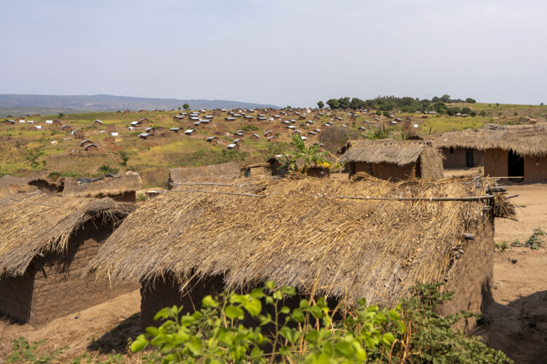 Maisema, jossa näkyy pieniä rakennuksia laakeilla kukkuloilla Kongon demokraattisessa tasavallassa.