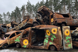 Kasa poltettuja autoja Ukrainassa.