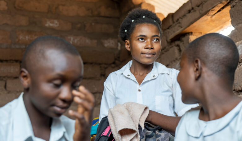 Tyttö koulun Peace Clubin tapaamisessa Kongon demokraattisessa tasavallassa.